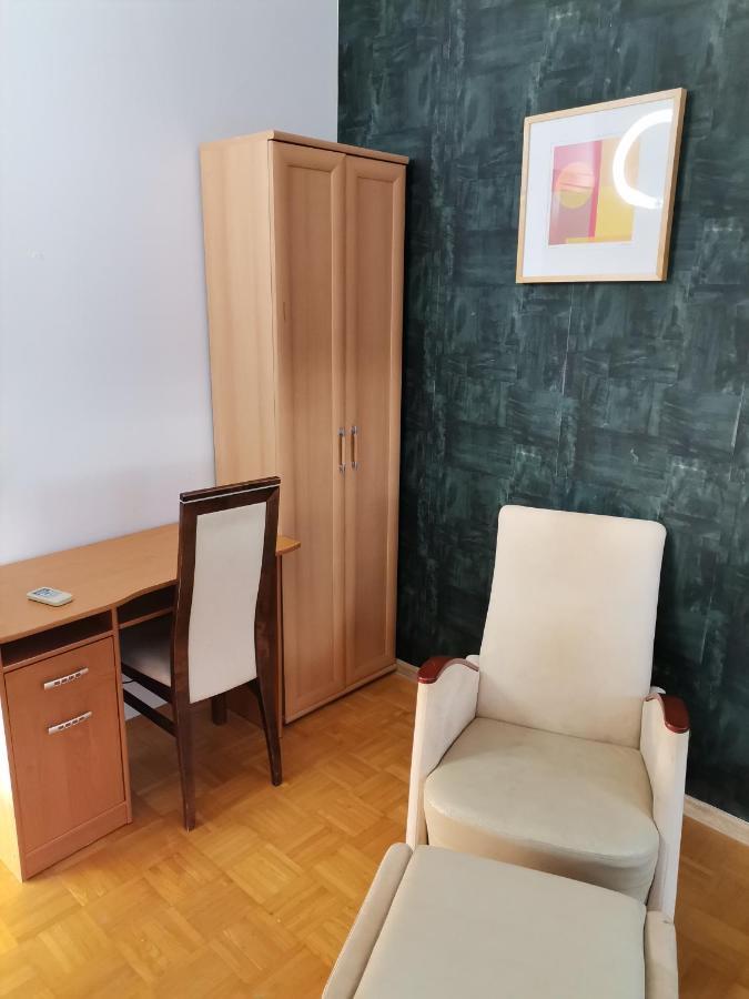 V Hostel Варшава Экстерьер фото